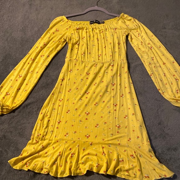 Boohoo Yellow Dress with Roses - Picture 2 of 2